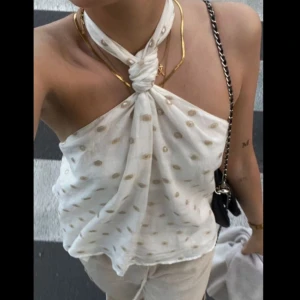 Zara topp - Supersöt vit halterneck topp med knyt i nacken och guldiga detaljer🌟 Så snygg och går att styla till så mycket!👛🌸📿Dessutom kan man knyta den som en Bandeu/tubtopp🐚🐬