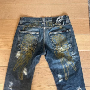 Coola jeans - Coola jeans från angel devil som har guldiga vingar på baksidan. Det står att de är i storlek 46, men passar mig med storlek S bra. Skriv gärna för måtten på jeansen ❤️