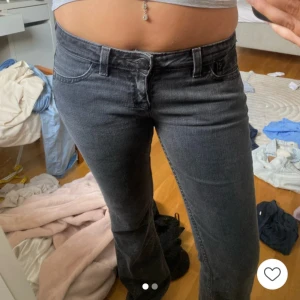 Lågmidjade jeans - (Lånade bilder) Har kommit till bra användning men blev tyvärr för små, skulle säga att storleken är 36-38.
