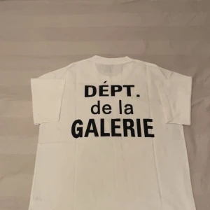 Gallery Dept T-shirt - Tjena, säljer min nya Gallery Dept t-shirt. Köpte tröjan ny och den har aldrig används, tröjan är ny och utan några fläckar eller skador men saknar tyvärr prislappen. Jag säljer tröjan då den är för stor. Pris kan diskuteras vid snabba affärer