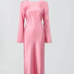 Rosa långklänning i satin med öppen rygg och rosett - Säljer eftertraktade klänningen i satin från gina som ej går att köpa längre. Har använt den endast 1 gång på midsommar samma klänning som saga stq har i fint skick kontakta gärna för fler bilder🩷🫶🏼