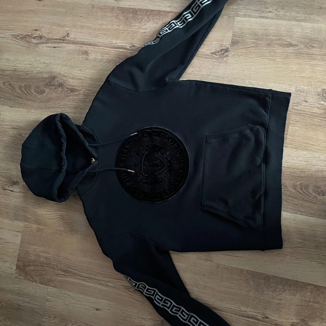 Svart hoodie från Glorious Gangsta