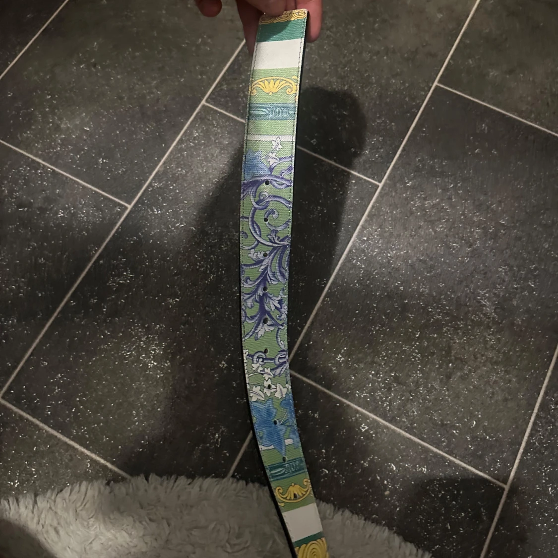 Färgglatt Versace mönstrat bälte med silverdetalj - 2