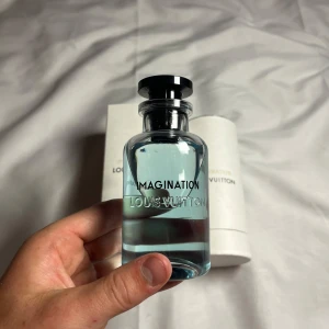 Louis Vuitton Imagination 100ml - ✨ Louis Vuitton Imagination Eau de Parfum – 100ml ✨  🆕 Ny men testad – endast cirka 10 sprayningar 💧 Fortfarande nästan full (se bild!) 📦 Levereras Snabbt! 🌬️ Fräsch, elegant och lyxig doft 🧳 Perfekt för daglig användning eller speciella tillfällen  📏 Storlek: 100ml 👌 Inga skador | 💎 I utmärkt skick  📸 Vad du ser är vad du får — fråga gärna om fler bilder!  #LouisVuitton #Imagination #LyxParfym #DesignerParfym #Autentisk #HerrParfym #UnisexParfym #Fräsch