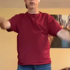 Röd basic t-shirt i bomull - Enkel röd t-shirt i bomull med rund hals och korta ärmar. Modellen är rak och har en normal passform, perfekt till jeans eller shorts. Stilren och lättmatchad för en avslappnad look.