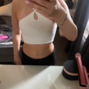 Vit croppad halterneck-topp - Super fin sommar topp som tyvärr inte kommer till användning längre💞Använd ett fårtal gånger💞