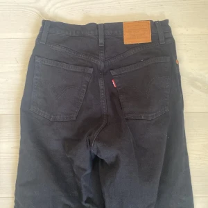 Svarta Levis 501 jeans - Säljer ett par klassiska svarta Levis 501 jeans med raka ben och knäppning framtill. 
