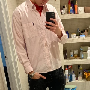 Vit/rosa skjorta från Polo Ralph Lauren - Klassisk vitrosa skjorta från Polo Ralph Lauren. Perfekt till sommarn och våren. Nypris:1000kr