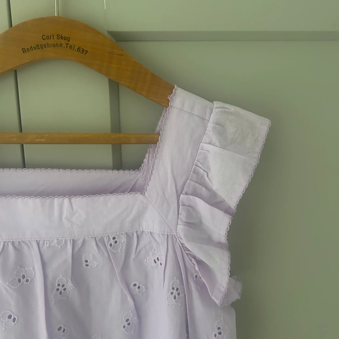 Ljuslila blus med volangärmar - 1