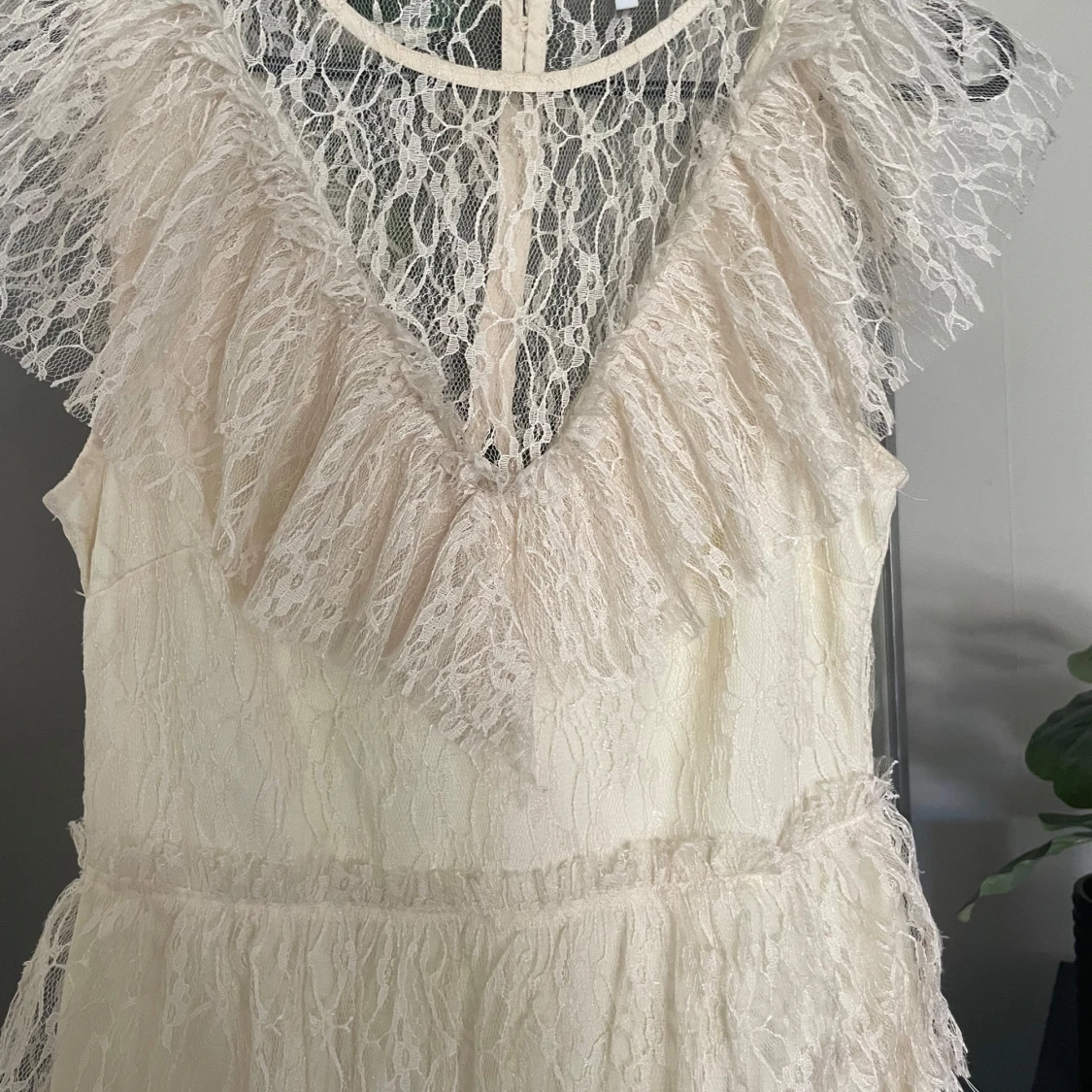 Intressekol Champagnefärgad spetsklänning från bubbelroom  - 4