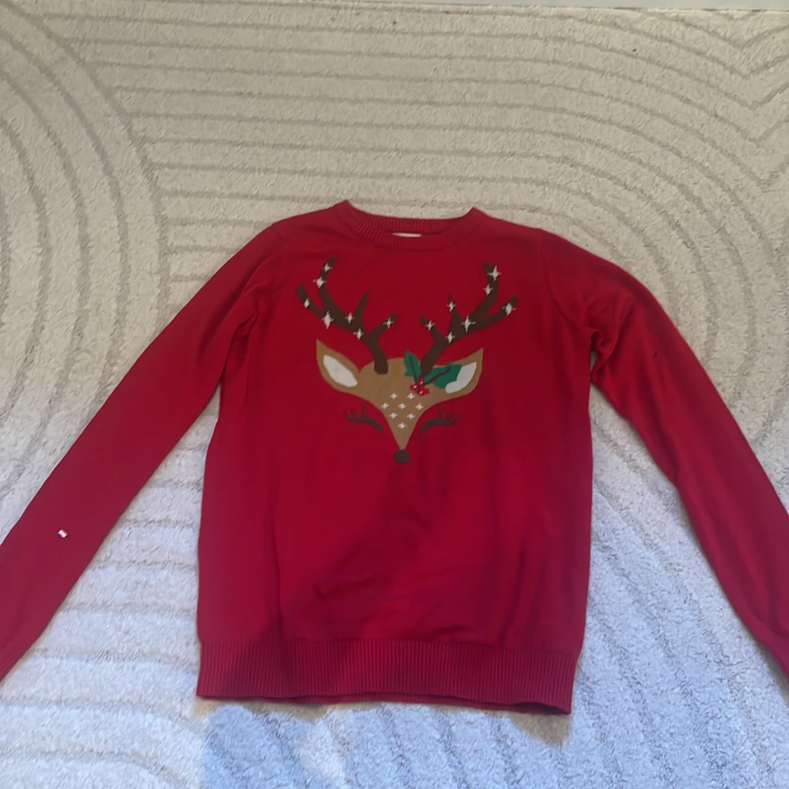 Röd jultröja med renmotiv från Primark