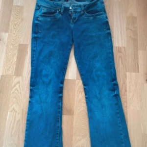Ltb jeans 27/32 - Säljer ett par mörkblåa ltb jeans i väldigt bra skick. Använd fåtal gånger pga att dem är för stora. Skriv om ni vill ha fler bilder! Storlek 27/32💗