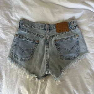 Levi’s jeansshorts  - Jeansshorts från Levi’s i modellen 501. Står ingen storlek men skulle säga en S❤️🙌🏼 jättefint skick!