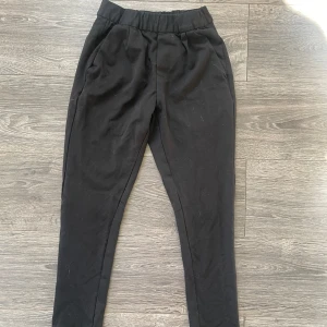 Kostymbyxor - Svarta byxor med resår i midjan och raka ben. Byxorna har fickor fram och dekorativa fickor bak! 💞