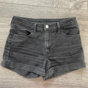 Svarta jeansshorts från &Denim - Svarta jeansshorts från &Denim med normal passform och regular waist. 💞