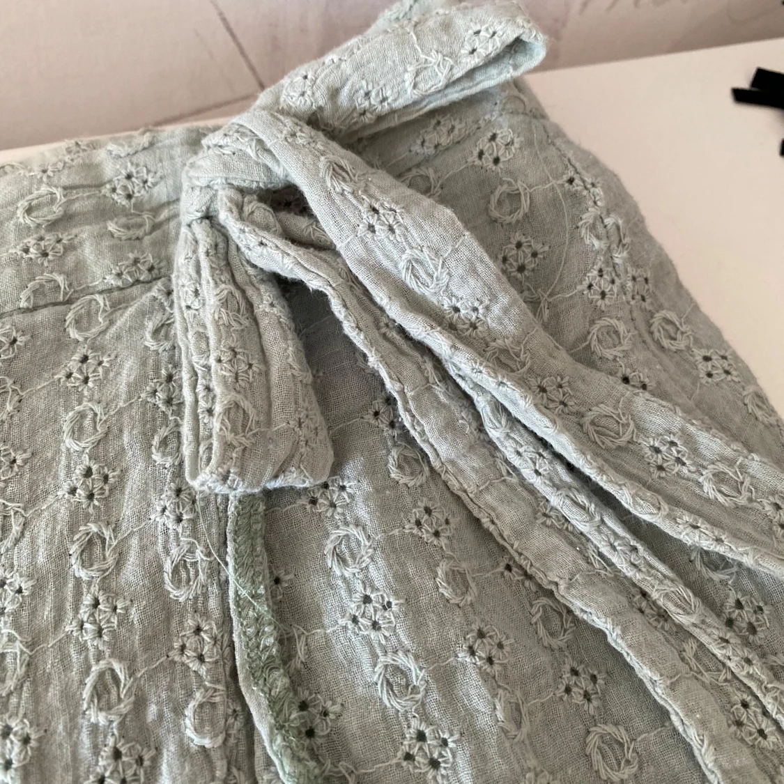 Ljusgrön omlottkjol med broderade detaljer från Simplee🤞🏼💞🤍 - 2