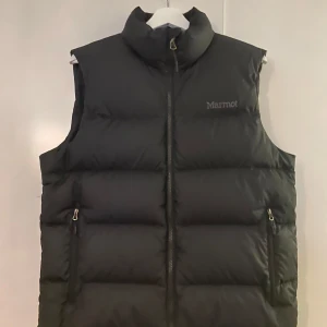 Marmot dunväst - Svart Marmot dunväst i storlek S passar 170-180. Skick 6/10