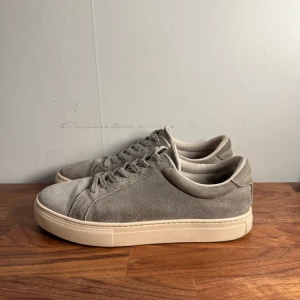 Vagabond mocka skor - Säljer ett par stilrena gråa vagabond sneakers i mocka, original pris runt 1400kr. Skorna är i väldigt fint skick och är perfekta nu till sommaren.