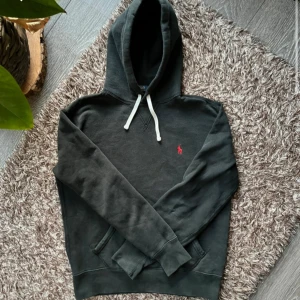 Ralph lauren hoodie - En fet ralph lauren hoodie som passar till allt och året om!! Skick 8/10. Nypris: 2049kr. Mitt pris:699kr han på bilden är 178cm!