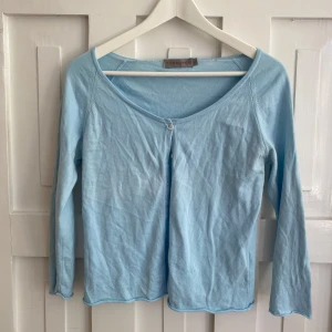 Ljusblå kofta från Turnover - Säljer en ljusblå kofta från Turnover i mjukt material 🩵