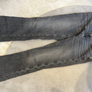 Grå jeans från Gina Tricot - Säljer ett par grå jeans från Gina Tricot i storlek 158. säljer pågrund av att dem är förstora  