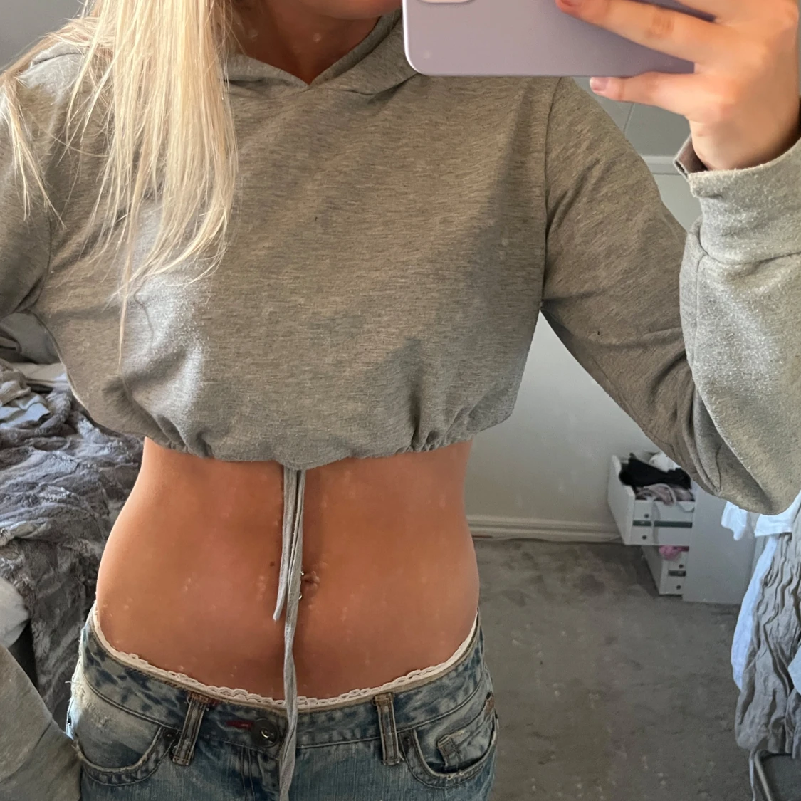 Grå croppad hoodie med knyt - 2