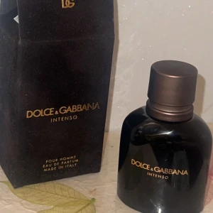 Dolce & Gabbana intenso - En lyxig parfym från dolce & Gabbana, lite använd men den e nästan hel full, äkta med QR kod, den kmr aldrig till användning så säljer den för 400kr!