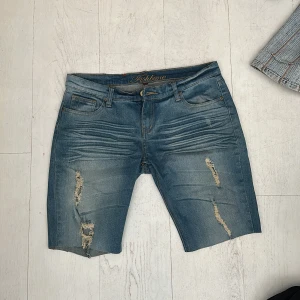 Blå jeansshorts med slitningar - Blå jeansshorts med slitningar