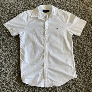 Ralph Lauren Skjorta - Mycket snygg kortärmad linneskjorta i nyskick! Inga defekter eller slitage alls! Ser ut att komma direkt från butik. Knappt använd! Jättesnygg nu till sommaren då den är i mycket luftig och skön🤩☺️ Vid fler funderingar kom DM