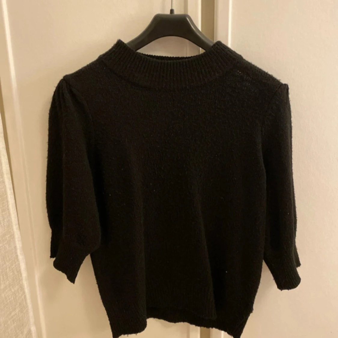 Svart stickad tröja med puffärm - 1