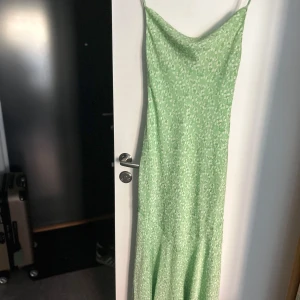 Adoore Verona strl 36 - Adoore klänning i modell Verona i storlek 36! Aldrig använd men riktigt fin!!