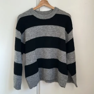 Fin stickad tröja💕 - Säljer denna fina stickade tröjan från Lager 157!🩷 Väldigt lite använd så i mycket fint skick!💕💕