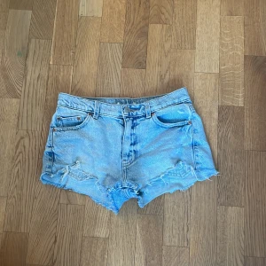 Ljusblå jeansshorts med fransar från Gina Tricot - Säljer ett par ljusblå jeansshorts från Gina Tricot med fint skick och sparsamt använda dess är i storlek 146 från ginas barnavdelning!💗