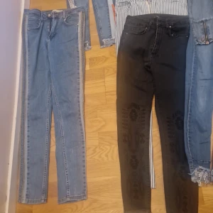 Blå jeans med dragkedjor nertill - Säljer ett par blå jeans med raka ben och snygga dragkedjor längst ner på benen. Jeansen har klassisk femficksdesign och är i ett mjukt denimtyg. Perfekta för dig som vill ha en cool detalj på dina byxor.