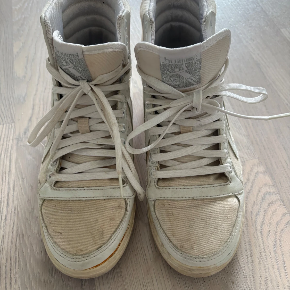 Vita höga sneakers från Hummel