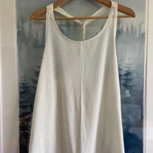 Vitt linne Houdini, L - Vitt linne från Houdini, stl L. Diskret ytluddig, men inget jag tänkt på. 