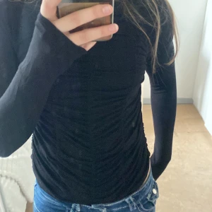 Olika billiga tröjor  - Säljer 3 tunna fina tröjor för 30kr per st alla är i samma storlek 