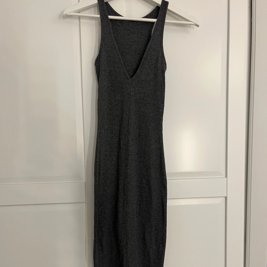 Mörkgrå ribbad långklänning med v-ringning - 3