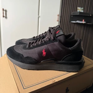 Sneakers Polo Ralph Lauren  - Använda max 5 gånger, storlek 42, sitter som Nike/adidas 42. Kvitto och Box finns (nypris 1700kr)