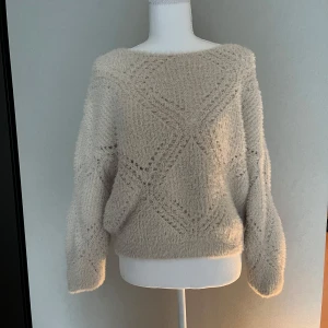 Beige fluffig stickad tröja - Mysig beige stickad tröja 
