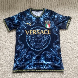 Blå fotbollströja - Snygg blå fotbollströja. Tröjan har guldiga detaljer, korta ärmar och ett unikt mönster i ljusblått.