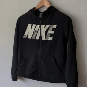 Nike tröja med dragkedja barn 147 - 158cm - Använd, fin i färgen men lite små nopprig 