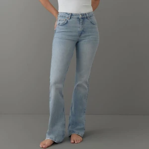 Ljusblå flare jeans - Snygga ljusblå flare jeans med medelhög midja.  De är helt oanvända är i storlek 38 (full length) 