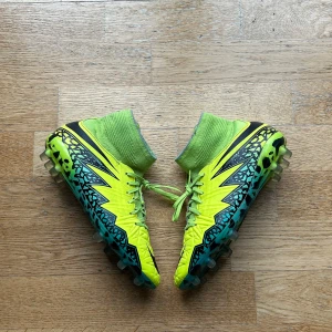 NIKE - HYPERVENOM PHANTOM II FG (2015 Modell) - Säljer dessa retro NIKE - HYPERVENOM PHANTOM II FG. Modellen är från 2015 och är väldigt sällsynt och eftertraktad. (Hittade mina barndomsskor och säljer bort de nu) Skicka gärna om du vill ha mer information!