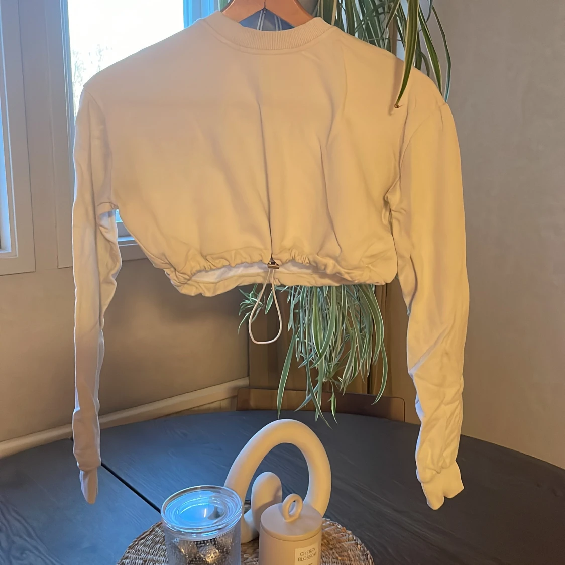 Vit croppad sweatshirt från Santa Cruz x NA-KD - 1