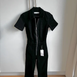 Mango Jumpsuit - Aldrig använd. Utsvängda ben. Nypris 749kr. 