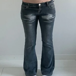 bootcut jeans  - Säljer ett par blå bootcut jeans. Jeansen har normal passform och klassisk femficksdesign. 