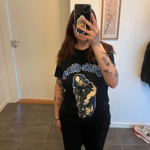 Billie Eilish t-shirt - Billie Eilish t-shirt i storlek S. Den är i väldigt fint skick då den knappt är använd. Som referens är jag är 158cm och den sitter som ni ser på bilden. Pris kan diskuteras.