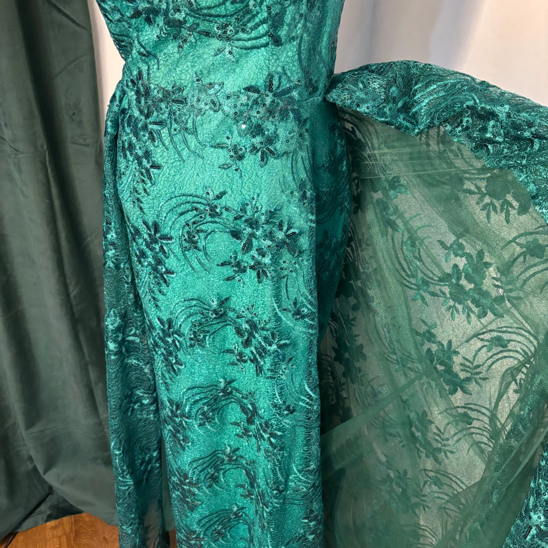 Grön långklänning med blommigt mönster och paljetter - 1