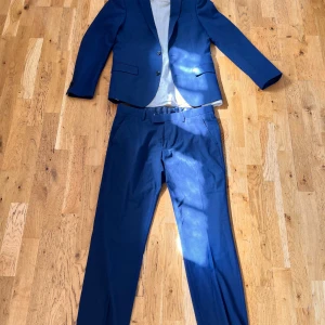 Kostym Herr - Kostymen är ifrån Dressman och är endast använd 1 gång så är i jättebra skick! Skjortan är dock använd ett fåtal gånger men är ändå i mycket bra skick! Skriv innan du köper då den ligger ute på Vinted också!